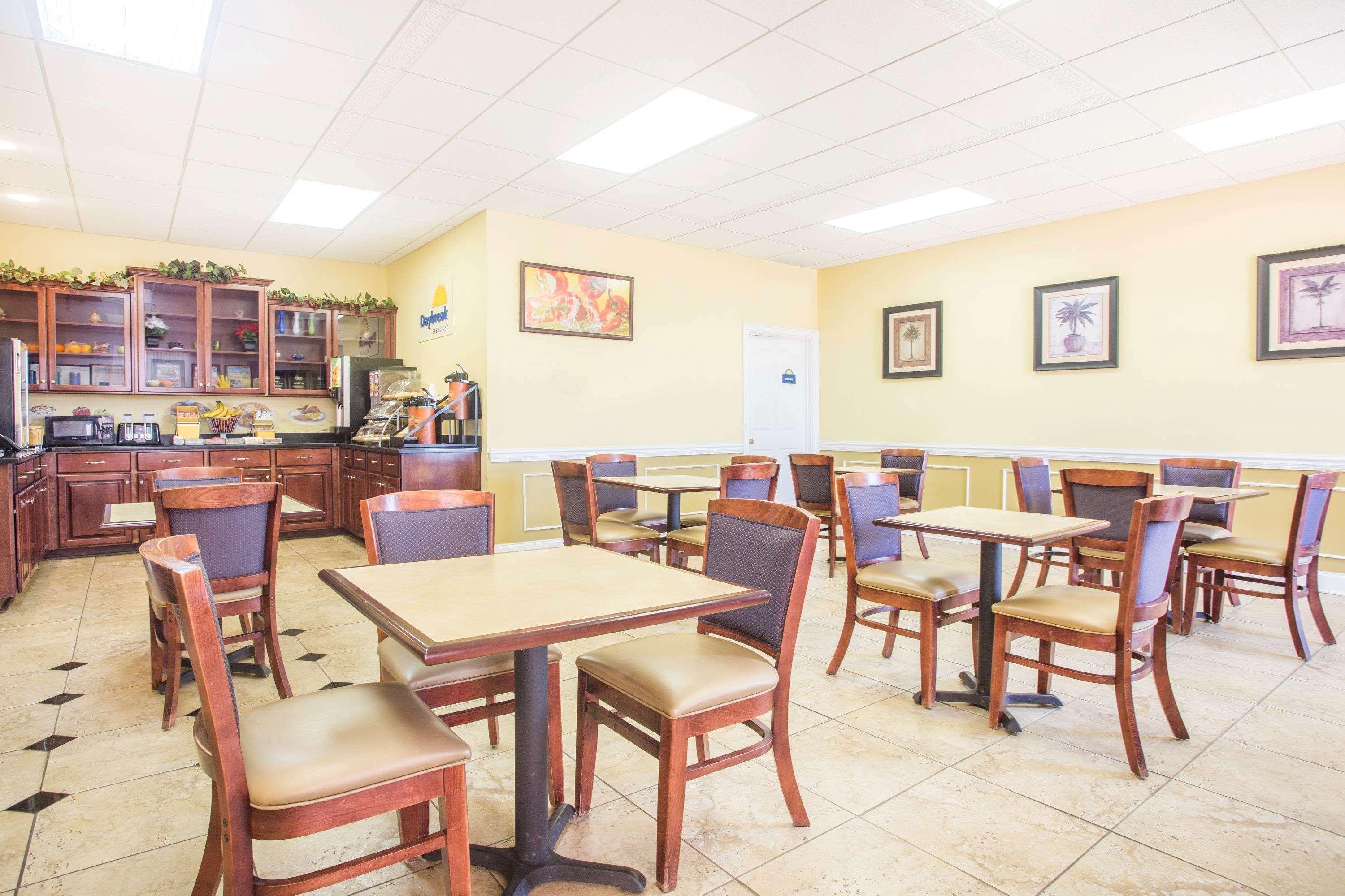 Days Inn & Suites By Wyndham Swainsboro Buitenkant foto