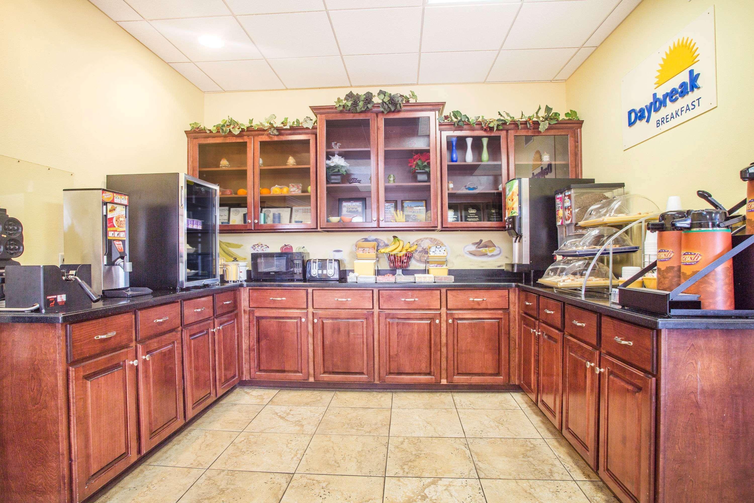 Days Inn & Suites By Wyndham Swainsboro Buitenkant foto