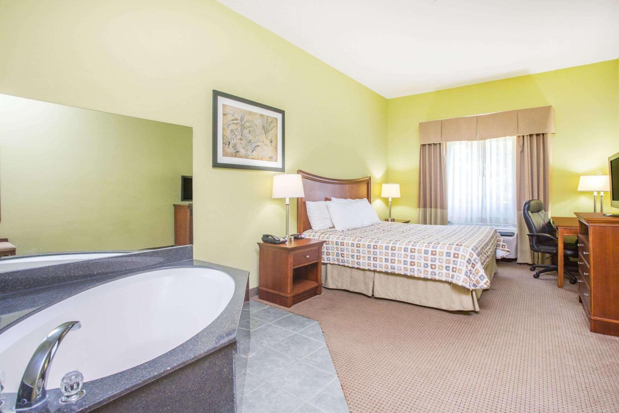 Days Inn & Suites By Wyndham Swainsboro Buitenkant foto
