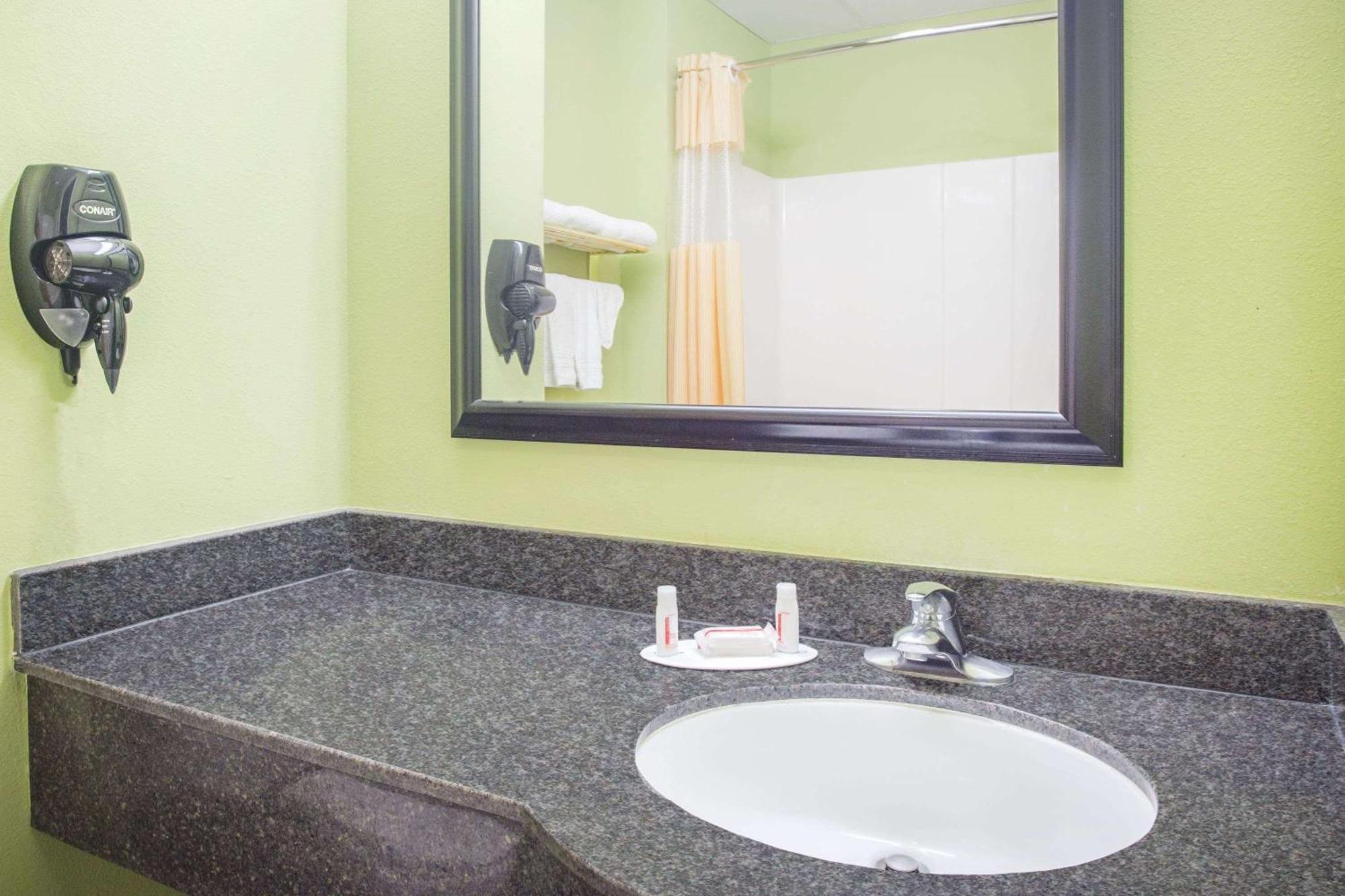 Days Inn & Suites By Wyndham Swainsboro Buitenkant foto